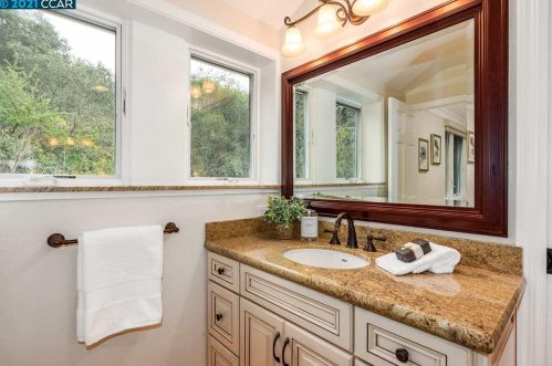 7 Calvin Ct, Orinda CA  exterior