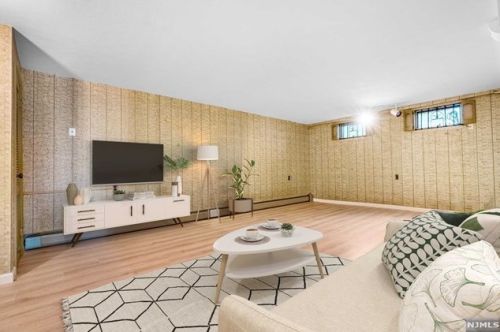 824 Norgate Dr, Ridgewood NJ 07450-2118 exterior