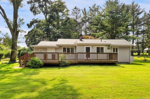 2732 Old Yorktown Rd, Yorktown Hgts NY  10598-3140 exterior