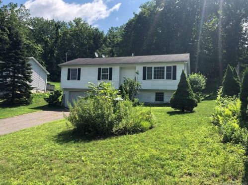 83 Jewett St, Ansonia, CT 06401-2400