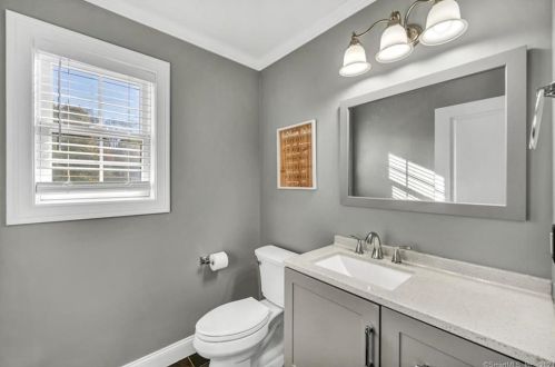 106 Northview Dr, Middletown CT  06457-1901 exterior