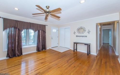 16 Glacier Dr, Greystone Park, NJ 07950-2707