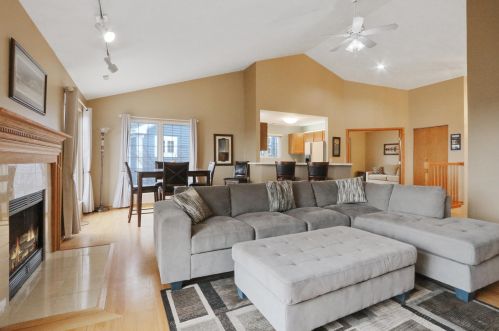 1111 Lakeland Ln, Lake Geneva, WI 53147-5022