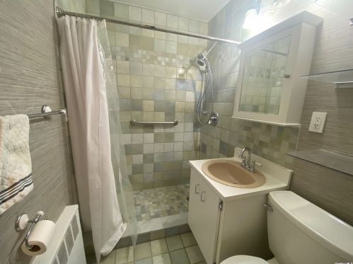 258 Steamboat Rd, Great Neck NY  11024-1634 exterior