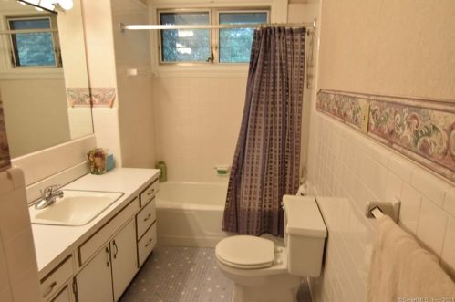 690 Clinton Ave, Bridgeport CT 06605-1702 exterior