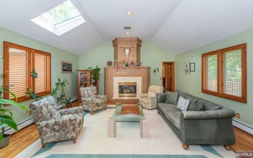 902 Briarwoods Rd, Franklin Lakes NJ  07417-1106 exterior