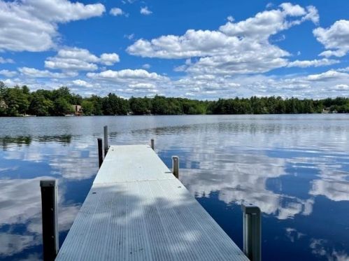 40 Shore Rd, Sandown, NH 03873-2434