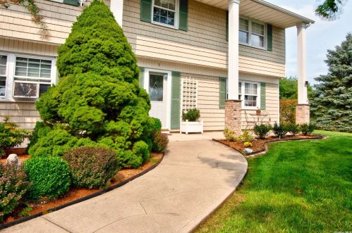 3 Xenia Ct, Mount Sinai, NY 11766-2527