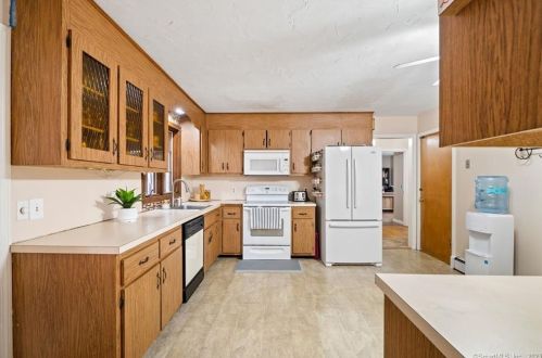 11 Palmer Dr, Gales Ferry CT  06335-1529 exterior