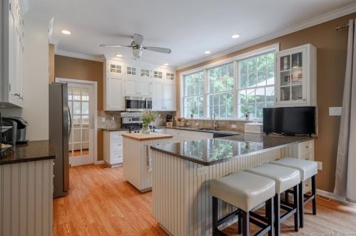 141 Clapboard Ridge Rd, Danbury, CT 06811-3634