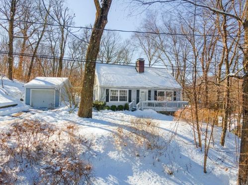 5 Fieldwood Dr, Bedford Hills, NY 10507-2211