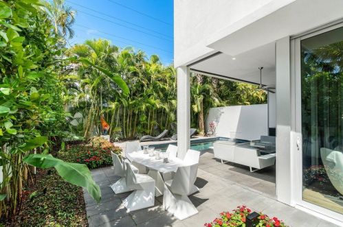 318 7 Ave, Delray Beach FL 33483-5555 exterior