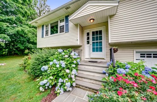 104 Plumtrees Rd, Bethel, CT 06801-3106