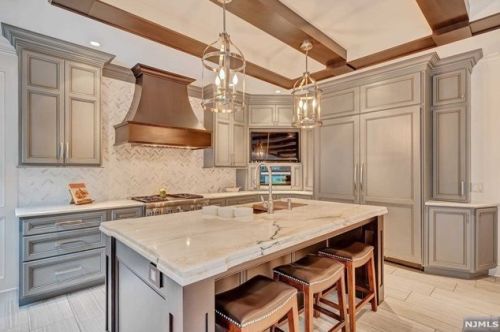 47 Hunters Run, Oakland NJ  07436-2346 exterior