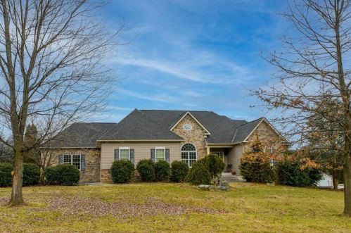 772 Stone Hill Dr, Walnutport, PA 18088-9590