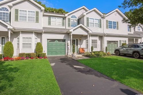 149 Willow Wood Dr, Oakdale, NY 11769-1628