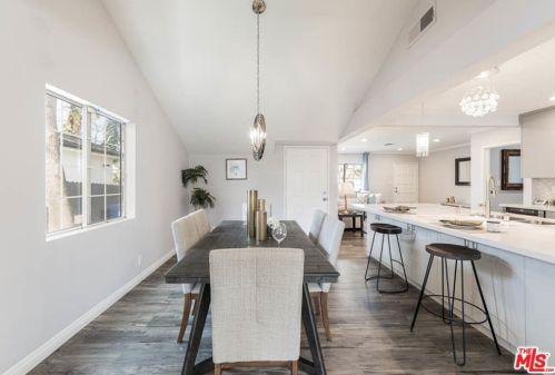 18004 Collins St, Van Nuys CA 91316-1032 exterior