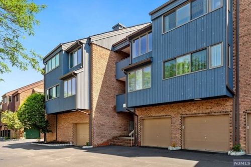 209 Indian Hollow Ct, Mahwah, NJ 07430-2294