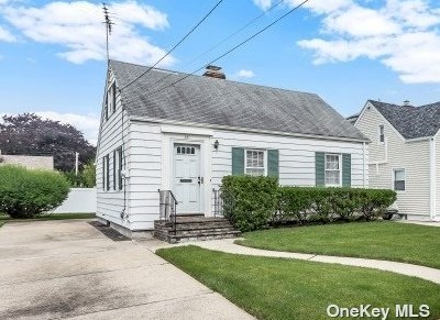 35 Clyde St, New Hyde Park, NY 11040-2432