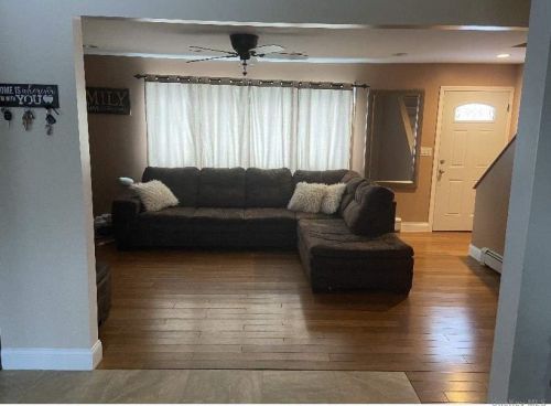 157 7th Ave, Babylon, NY 11704-4517