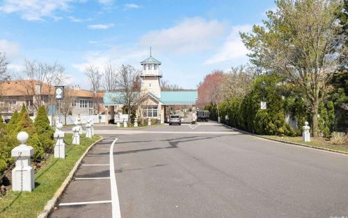 130 Carriage Ln, Hicksville, NY 11803-1528