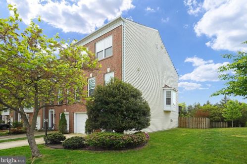 8231 Singleleaf Ln, Lorton VA  22079-5634 exterior