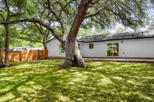 2300 Fair Oaks Dr, Austin TX 78745-2754 exterior