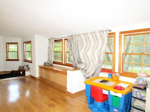 132 Turnbull Rd, New Hartford CT  06057-4136 exterior