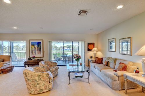 6 Stratford Dr, Boynton Beach, FL 33436-6395