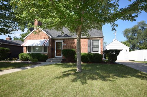 852 Lincoln Dr, West Bend, WI 53095-4740