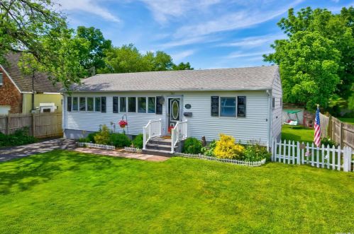 512 3rd Ave, Elwood, NY 11731-3434