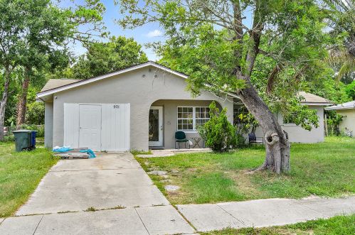 901 Hickory St, Fort Pierce, FL 34947-7268