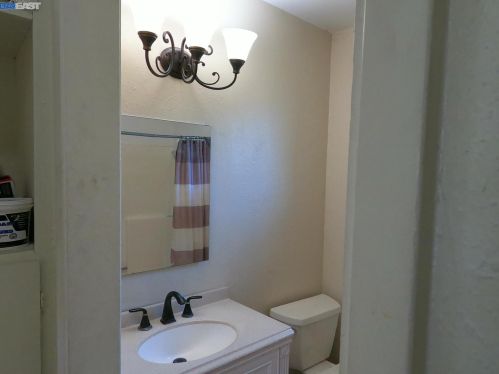 10907 Foothill Blvd, Oakland CA  94605-5203 exterior