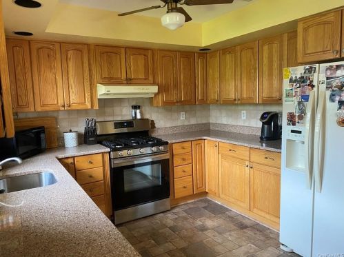 48 Heights Rd, Stony Point NY  10980-1538 exterior