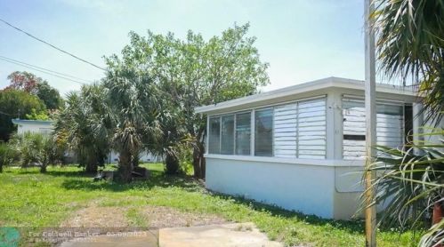 594 5 St, West Palm Beach FL  33404-7402 exterior