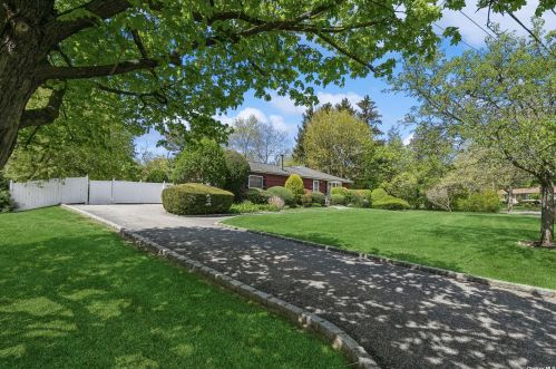 3 Mansfield Ln, Elwood NY  11731-4132 exterior