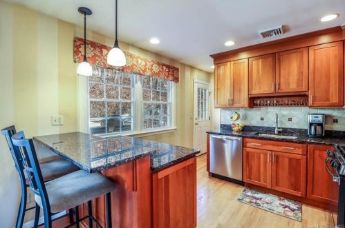 33 Sunset Hill Rd, Brookfield Center CT  06804-3448 exterior
