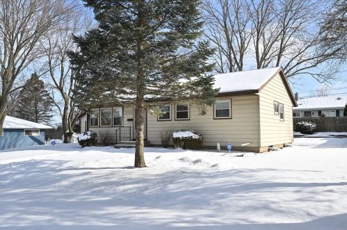 1517 Doral Ln, Waukesha, WI 53188-2233