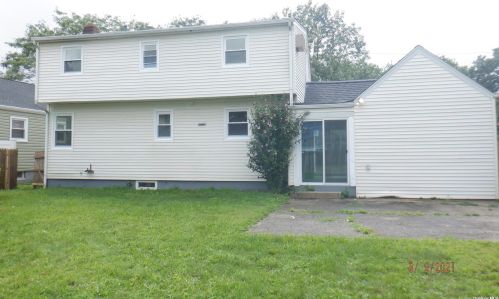 34 Liberty Ave, North Lindenhurst NY  11757-4824 exterior