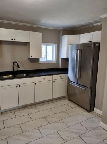 196 Greenwich Ave, Warwick RI  02886-1601 exterior