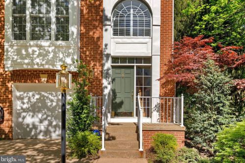 1275 Wild Hawthorn Way, Herndon, VA 20194-1018