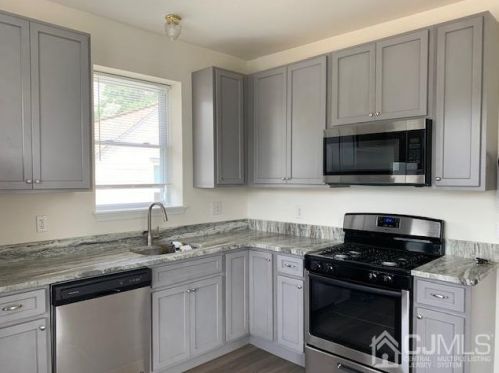 200 Freeman St, Woodbridge NJ  07095-3128 exterior