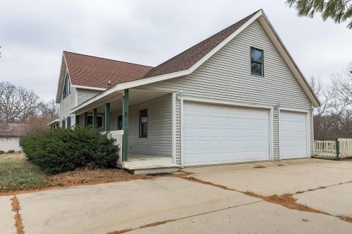 1549 Fox Run Dr, Twin Lakes, WI 53181-9267