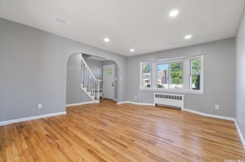 247 Garden St, Westbury NY  11590-3842 exterior