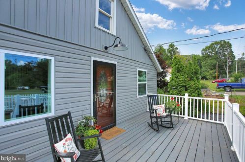 1341 Mountain Rd, Water Gap, PA 17018-9706