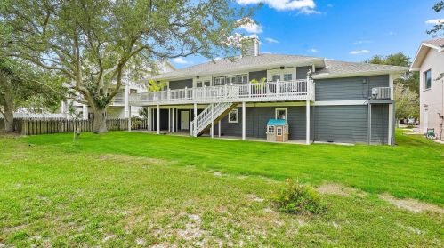5904 Bayview Cir, Saint Petersburg FL  33707-3930 exterior