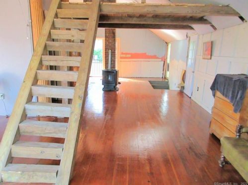 13 Manwaring St, United States Coast Guard Ac CT  06320-5619 exterior