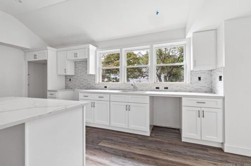 353 Quinnipiac Ave, North Haven CT  06473-3718 exterior