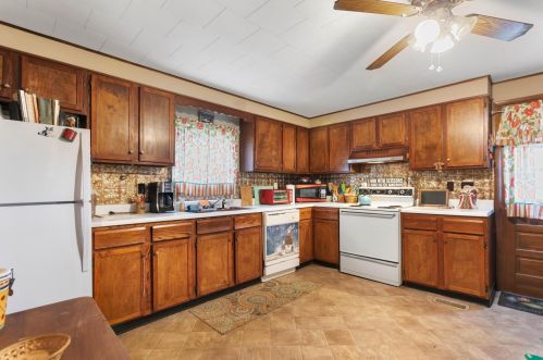 454 Chestnut St, Nelsonville OH  45764-1427 exterior