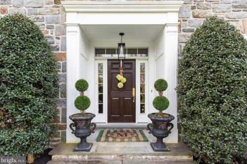 466 Black Swan Ln, Berwyn PA  19312-1908 exterior